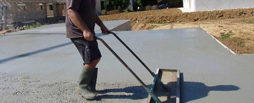 niveler le beton avec une lissarde